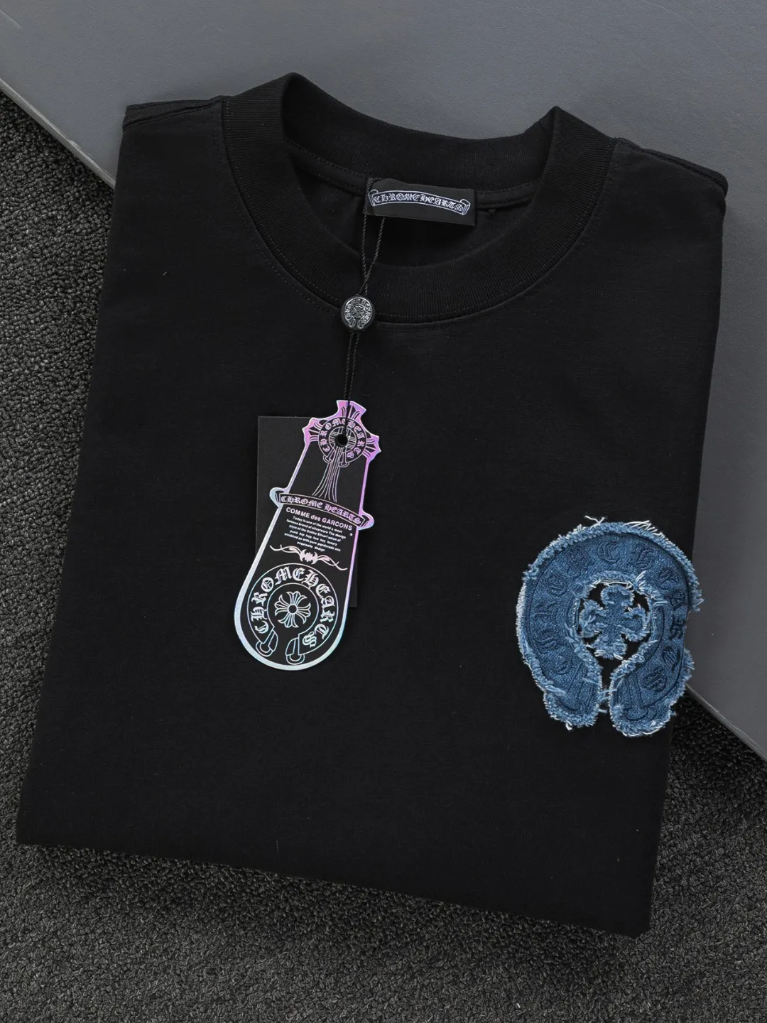 P190 Chrome Hearts CH Cross 26SS New product is hot at the same time💥 Early spring classic style Multiple craftsmanship Denim patch on the chest Horseshoe cross 🪡 Embroidery Large logo cross on the back Horseshoe denim patch Sanskrit ✝️🪡 Embroidery Round neck short-sleeved T-shirt, hot style, a style that both men and women like, same style for men and women, 100% chance of turning heads when wearing it! It’s all about being handsome. The designer’s classic sense is precisely grasped. The whole piece of clothing is heavy. Industrial washing process. Ready-made garments are dyed + sprayed for a horse effect. The double-wash process is very recognizable. It uses heavy washing to make it distressed. The edges of the patch are slightly rolled and naturally distressed. It has a three-dimensional sense of layering and a little damage. It is very visually lethal. It adheres to Kroxin's consistent rough style. The chest and back are large, and the horseshoe flower printed patch pattern is embroidered and decorated. It is also decorated with silver metal engraved distressed buttons. The classic elements full of brand recognition instantly enhance the overall sense of grade and specification. Its texture is quite high-end! The overall feeling is high-end, simple and elegant, with silver hardware accessories, a full set of customized accessories, and the pattern of the entire dress is all decorated with patchwork three-dimensional embroidery technology, which is the finishing touch of the entire dress. The design on the back is even more eye-catching! ! This full back is so cool, it’s full of design, and the overall upper body style highlights fashion and individuality. Wearing it together as a couple is even more popular on the street. I recommend the early autumn sweatshirt! ! The fabric is a unique 320g 100% cotton, which is skin-friendly, breathable, warm to the touch, has a strong texture, and has smooth lines. It can be called a back killer, which has very strict requirements on craftsmanship and cost. The smooth neckline, flat cuffs and hems, the stitches are large and tight, tight and orderly, and the details are perfect. The consistent OS version can be worn alone or layered. It is very casual, but very iconic! It is simply the flagship of high-end trendy brands and must be included in your wardrobe. It has the American fashion spirit of freedom and individuality, and is highly recognizable and stylized! Color: Black White Size: S-XL Size chart: S: Shoulder width 50-Bust 56-Length 70 M: Shoulder width 52-Bust 57-Length 72 L: Shoulder width 54-Bust 59-Length 74 XL: Shoulder width 56-Bust 62-Length 76